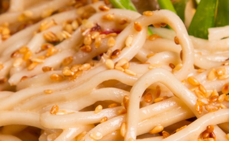 primo piano di pasta condita con sesamo