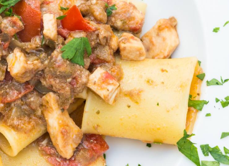 primo piano di paccheri con pesce spada e pomodori