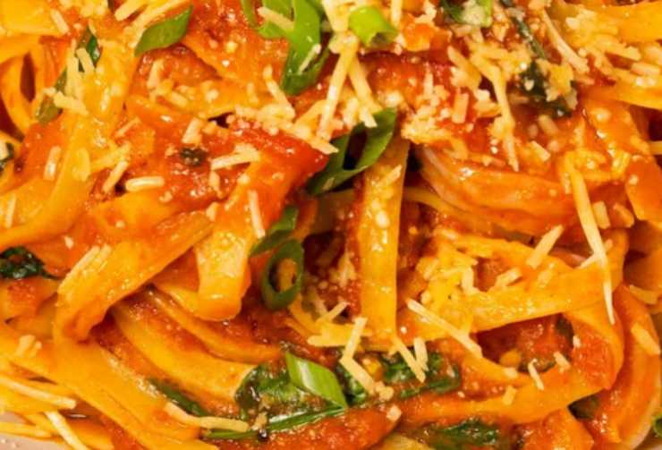 primo piano di pasta con carote e pomodori