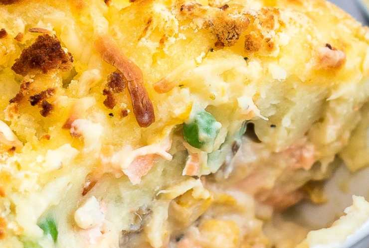 primo piano di pasticcio di patate e piselli