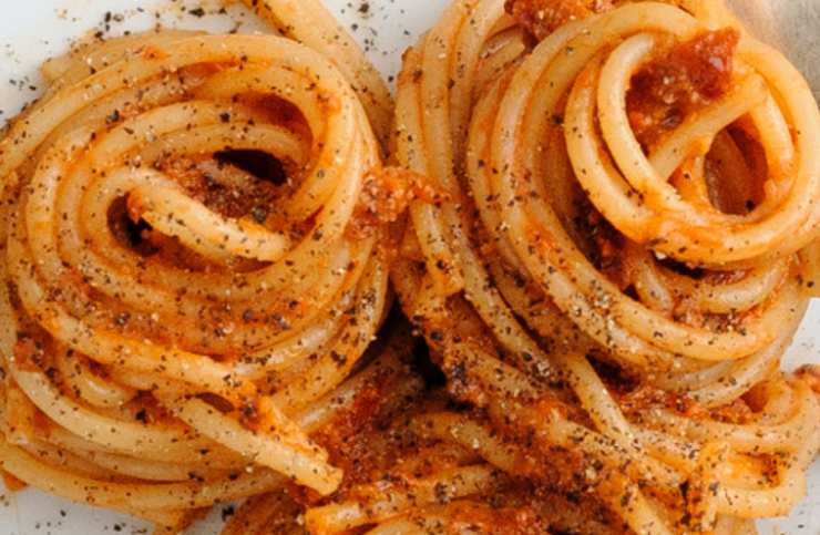 pasta condita con pesto di pomodori e cipolle