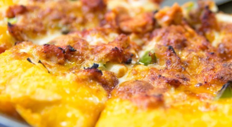 pizza di patate a fette con salsicce