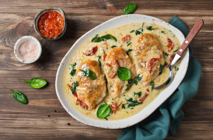 fettine di pollo in un piatto con crema