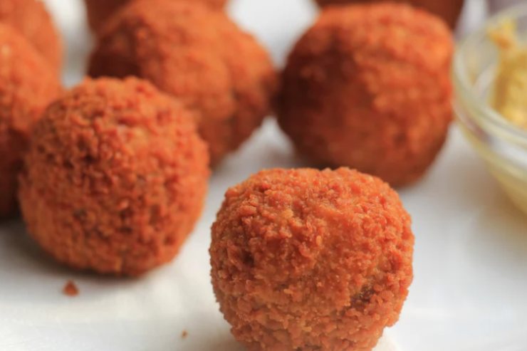 polpette di granchio dorate sparse