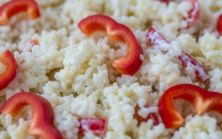 riso freddo con formaggio spalmabile e peperoni