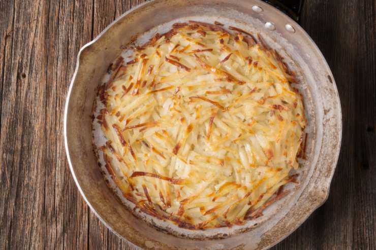 rosti di patate in un ruoto d'acciaio