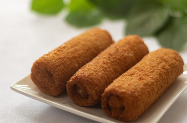 rotolini fritti ripieni in un piatto