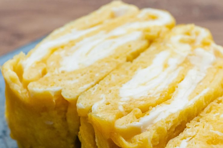 rotolo di frittata su di un vassoio