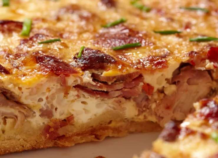 fetta di rustico con ricotta e pancetta