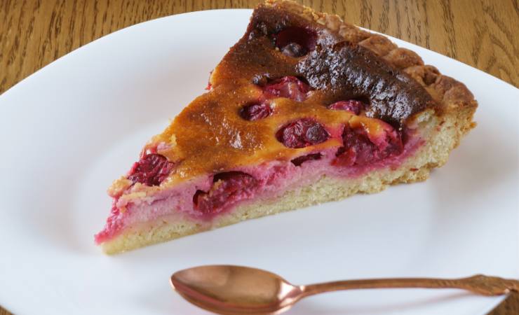 fetta di torta alle ciliegie