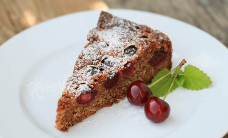 fetta torta cioccolato e ciliegie