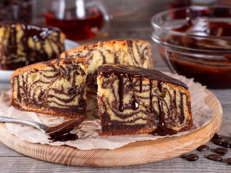 torta girella con glassa al cioccolato