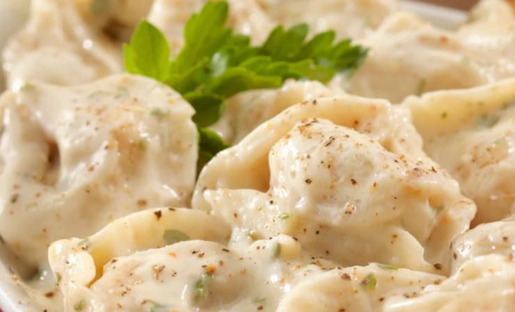 tortellini con crema di panna e pecorino