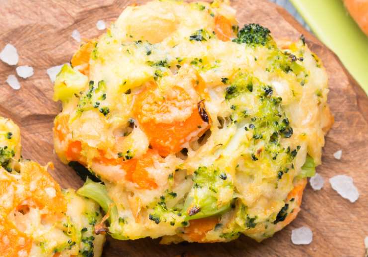 tortino di broccoli e carote su di un vassoio di legno