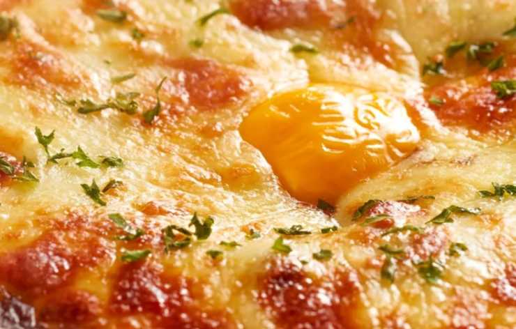 uova al forno cotte con sugo di pomodoro