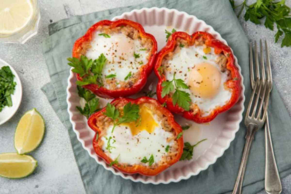 peperoni ripieni in un piatto