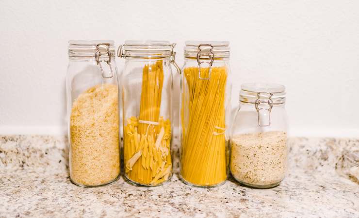 barattoli di pasta e riso