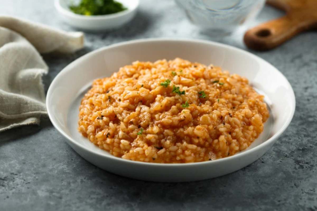 piatto con risotto al pomodoro