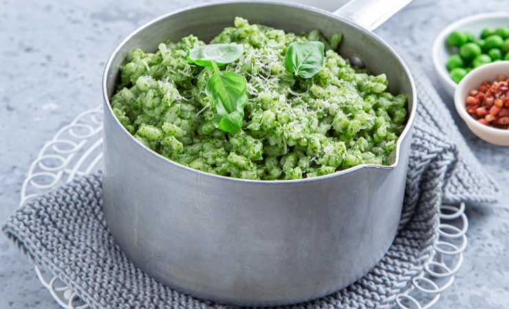 pentola con risotto ai piselli