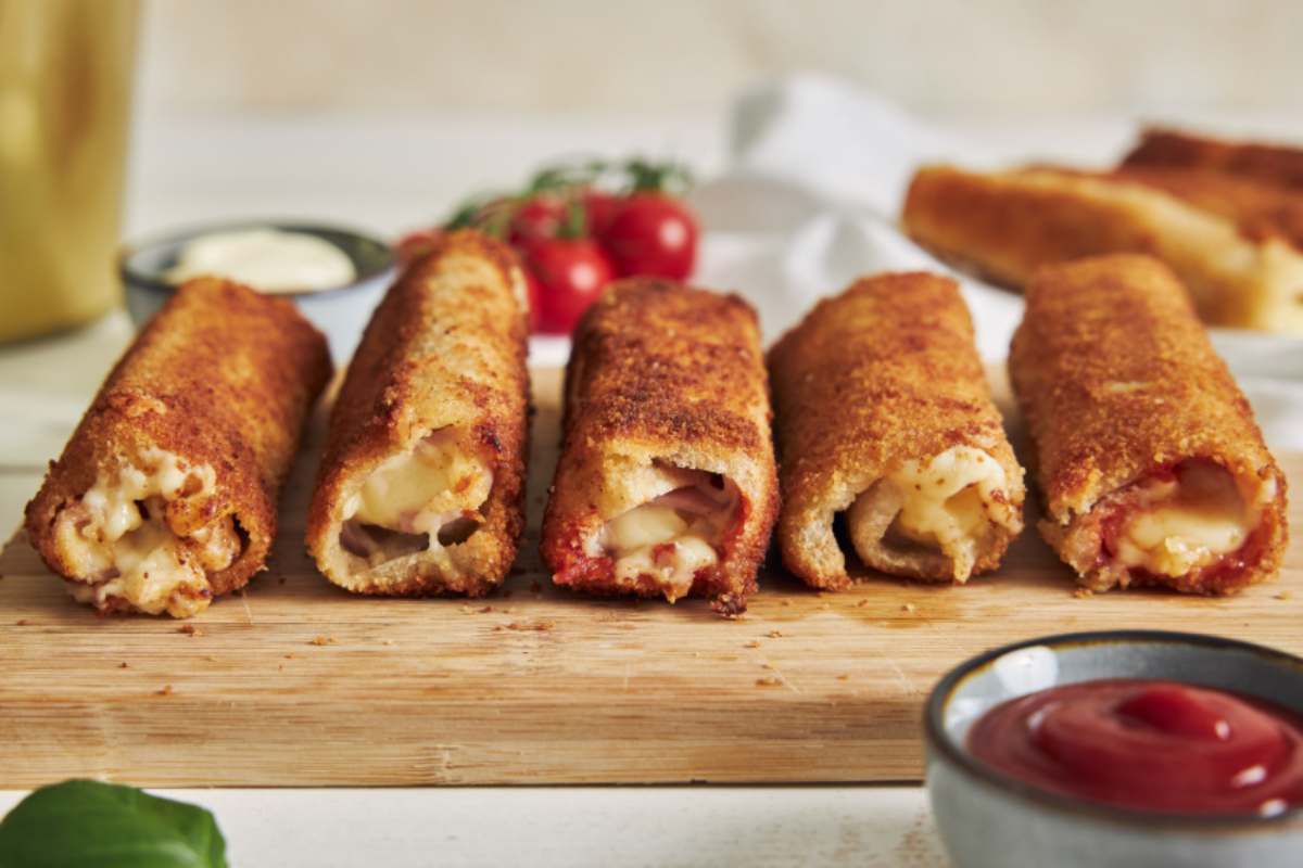 rotolini di pane fritti su di un tagliere