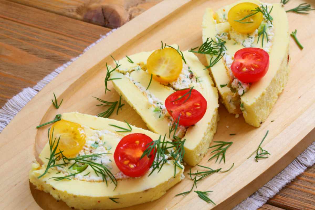 rotolo di frittata tagliato a fette