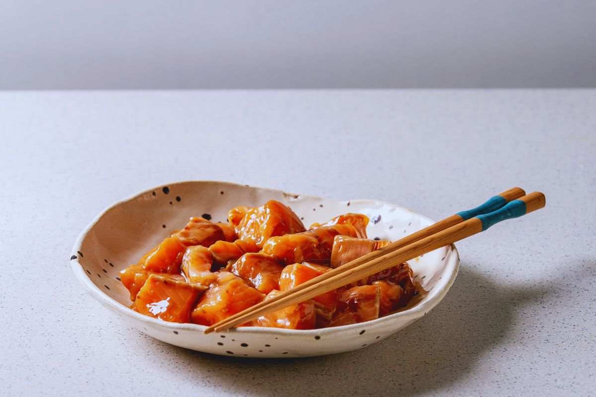 salmone in una ciotolina con bacchette