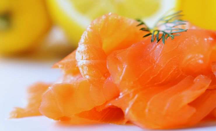 salmone affumicato con una fogliolina