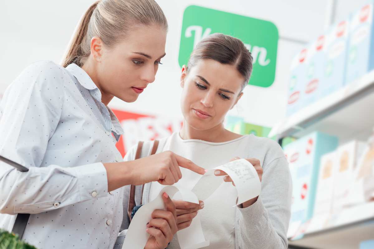due donne controllano lo scontrino