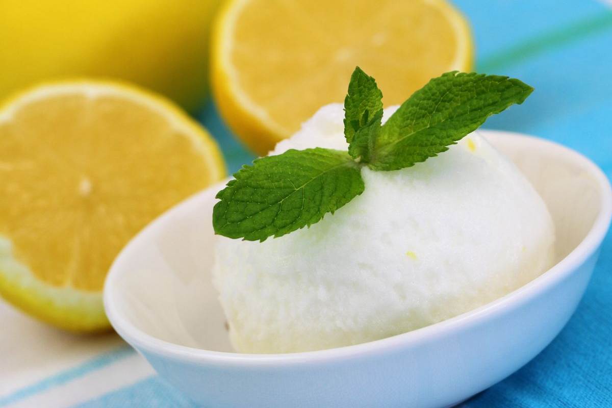 sorbetto al limone con foglia di menta
