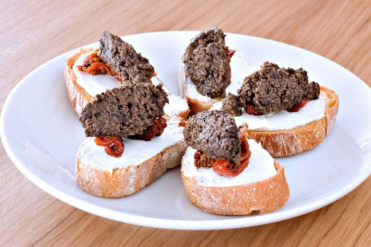 bruschette con tapenade provenzale