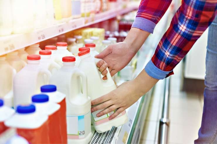 bottiglie di latte al supermercato