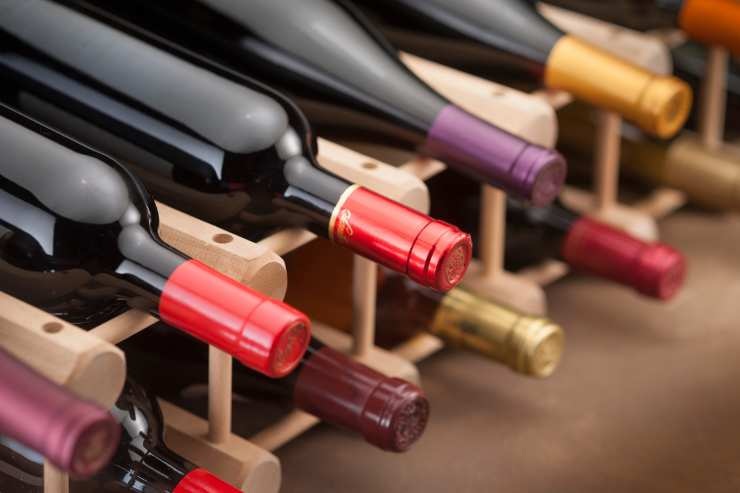 bottiglie di vino in orizzontale