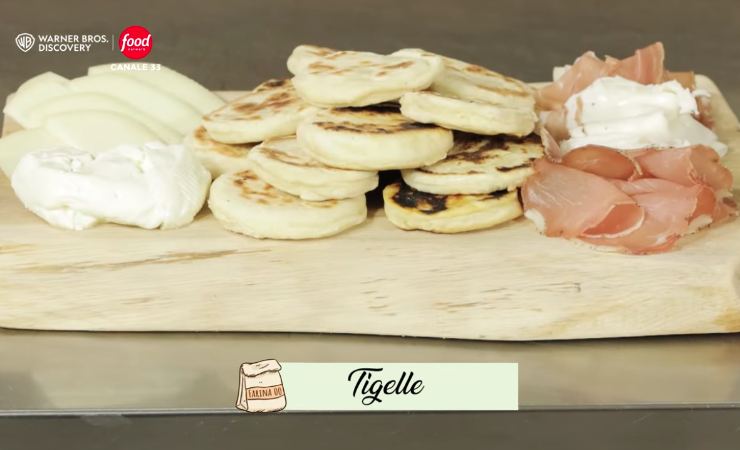 tigelle con prosciutto e formaggio