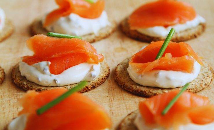 delle tartine con crema e salmone