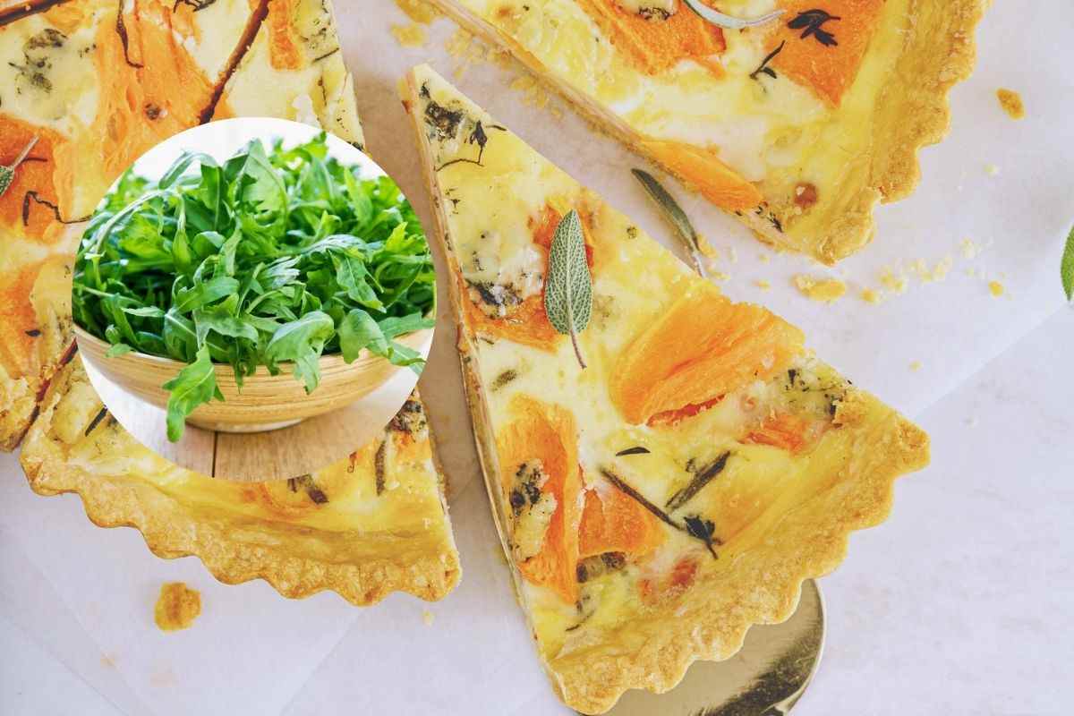 una torta tagliata e rucola nel cerchietto
