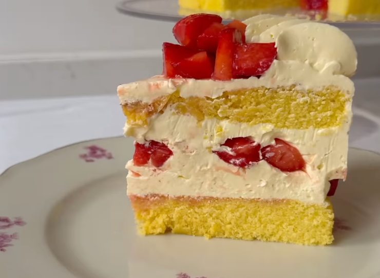 fetta di torta alle fragole