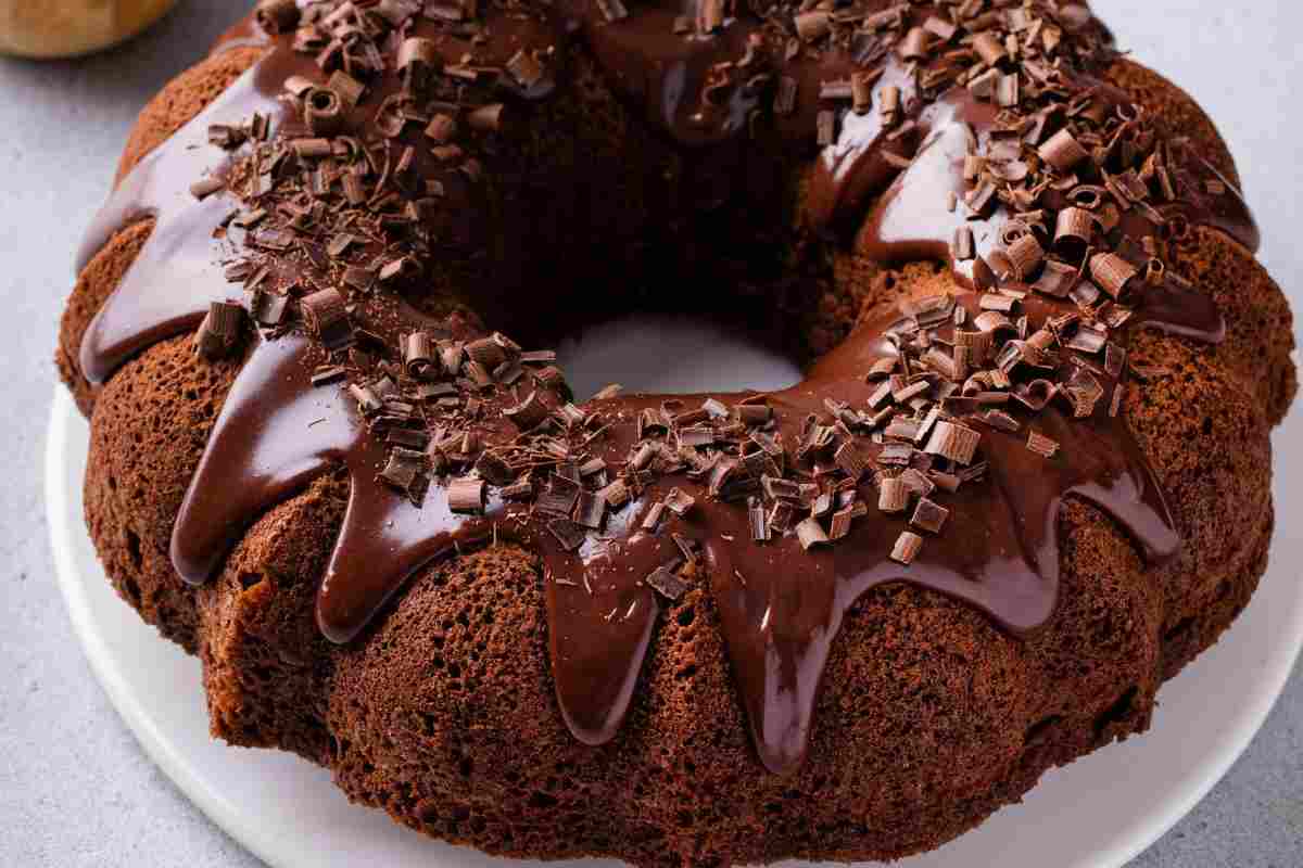 ciambellone con salsa al cioccolato