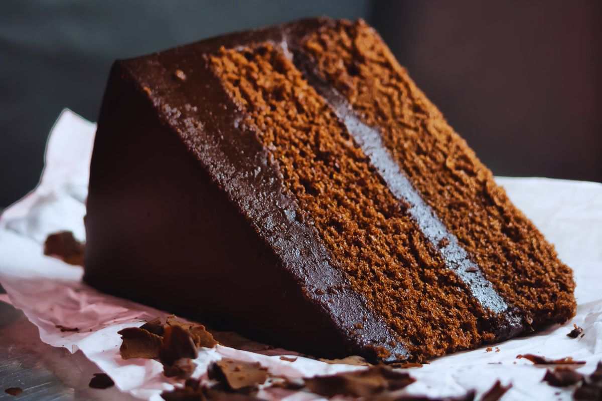 una fetta di torta al cioccolato