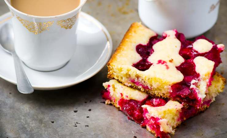 torta alle ciliegie tazza di caffè