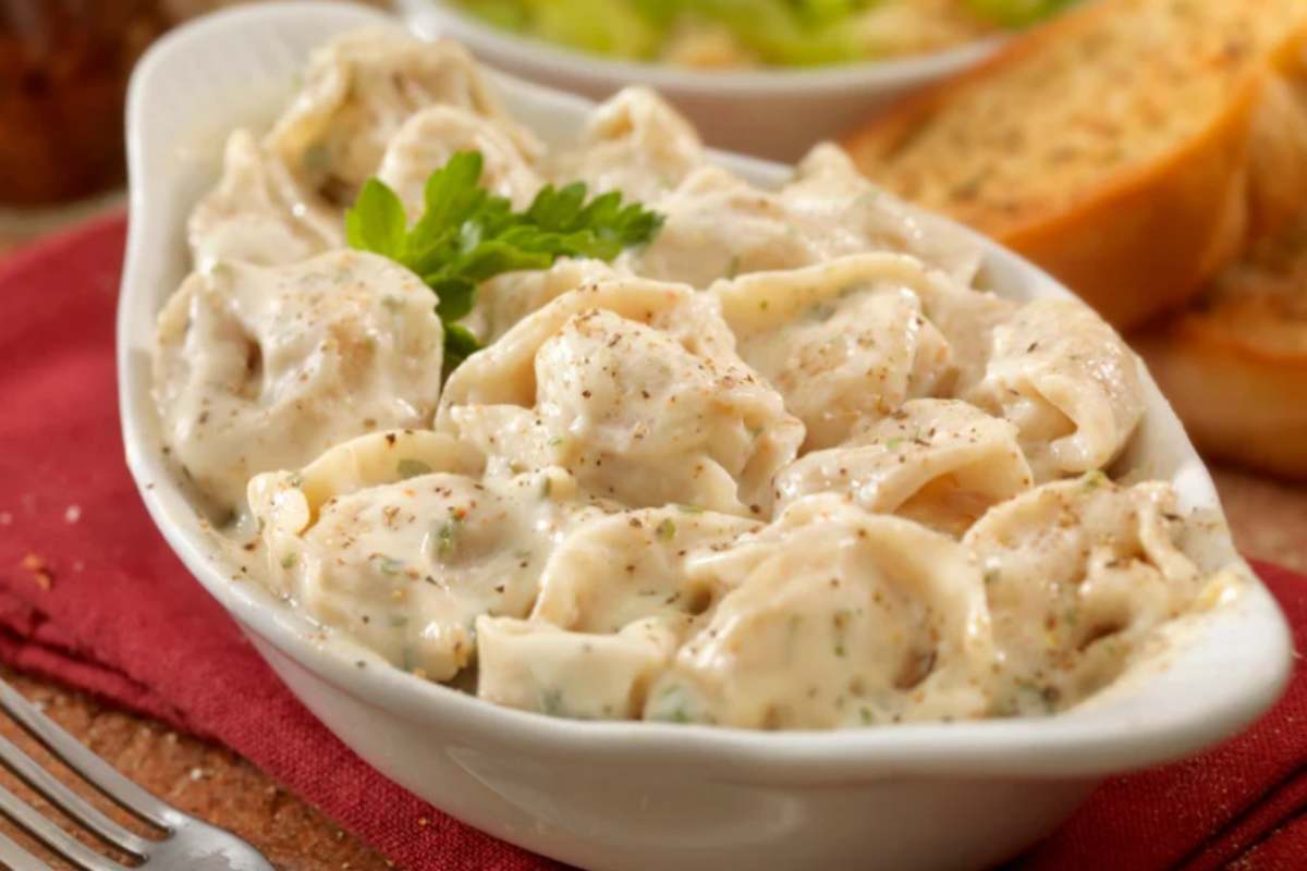 vassoio con tortellini conditi con panna
