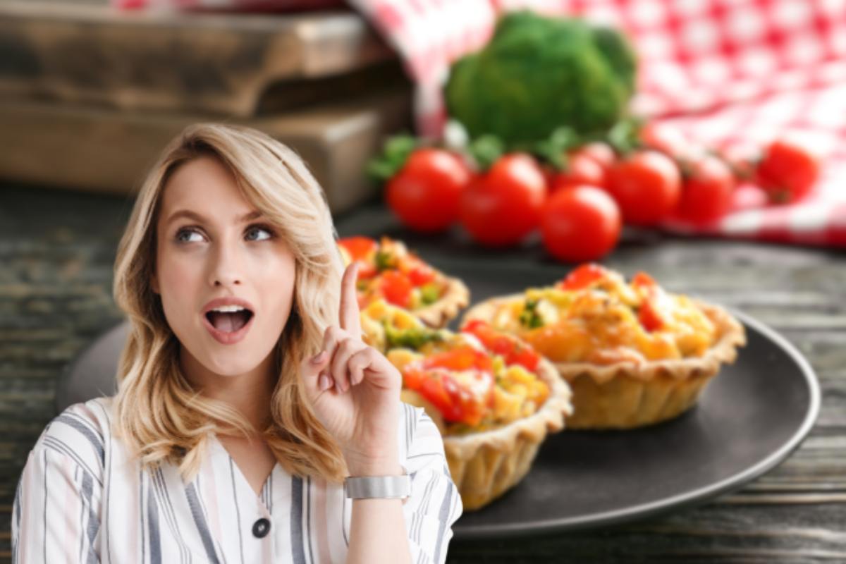 donna che ha un'idea e tortine sullo sfondo