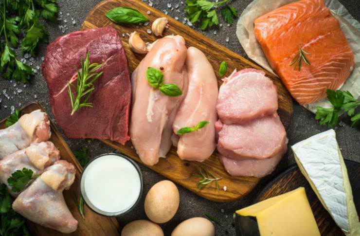 carne, pesce, uova e formaggi sopra ad un tavolo