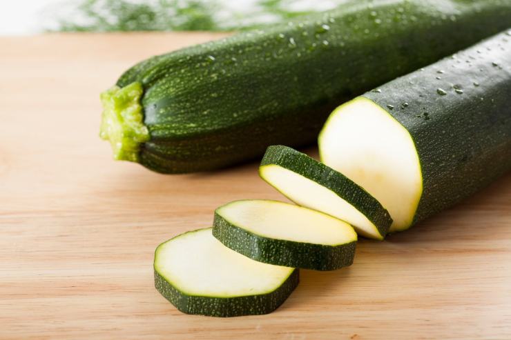 zucchine intere e tagliate a rondelle