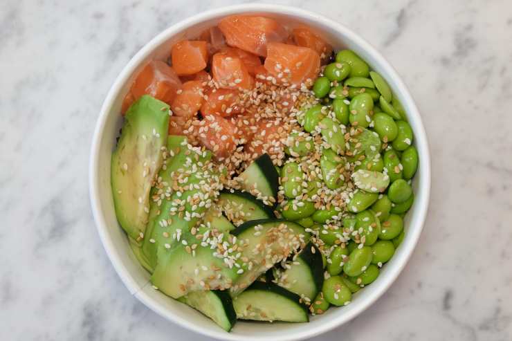 insalata con salmone, avocado, zucchine e fave