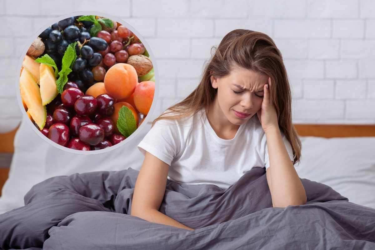 ragazza seduta sul letto e frutta in cornice