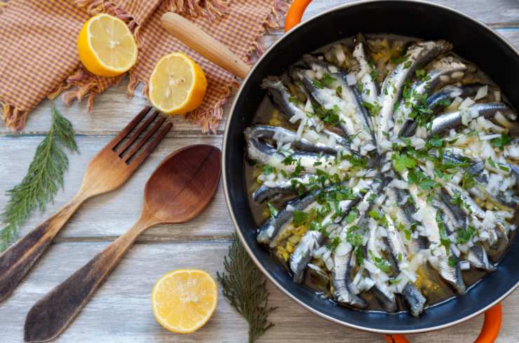 Alici in padella con olio e limone