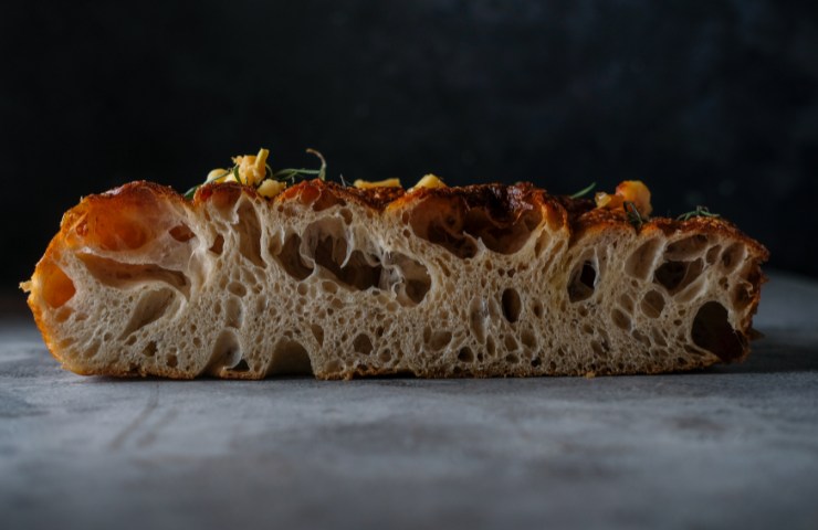 Una focaccia tagliata vista di lato