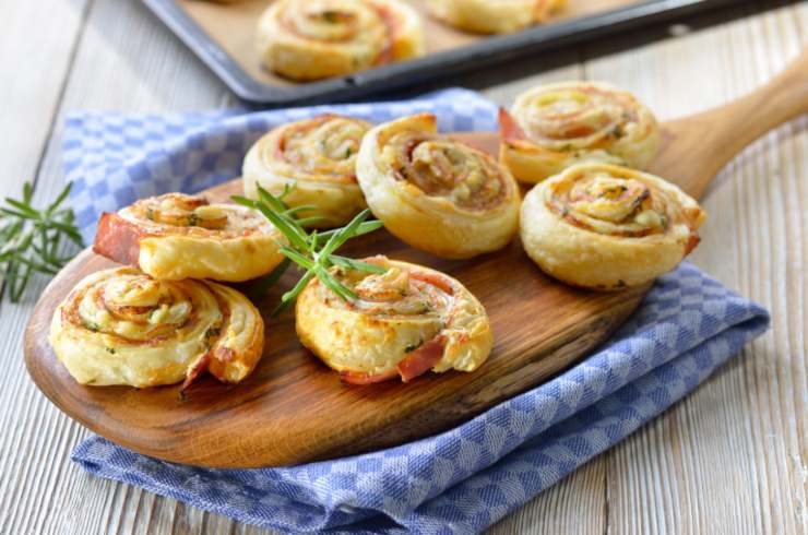 Rotolini di pasta sfoglia con prosciutto e formaggio