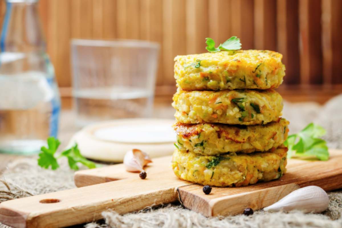 Frittelle di zucchine su un tagliere di legno