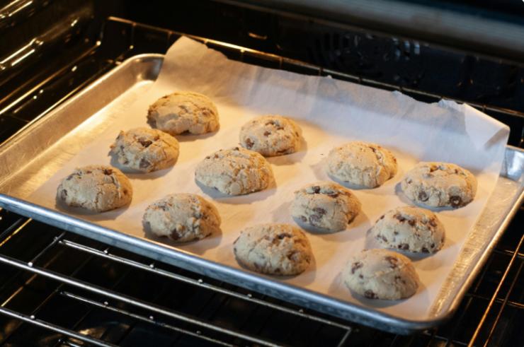 Biscotti con gocce di cioccolato su una teglia da forno
